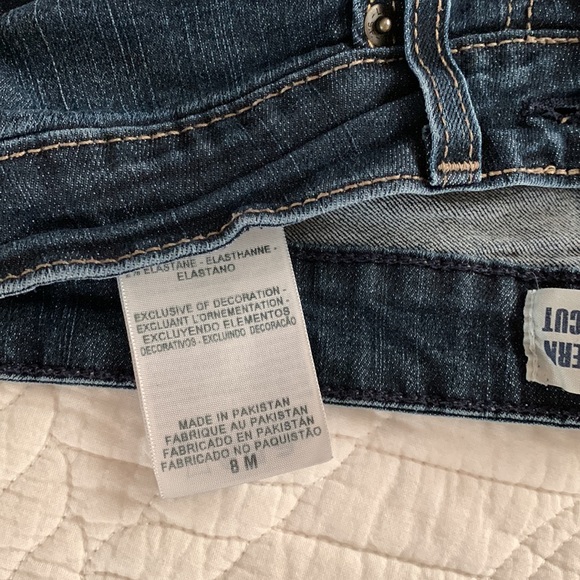 Signature Levi Strauss modern boot cut jeans. Women’s size 8, 5 pocket jeans. - Picture 5 of 7